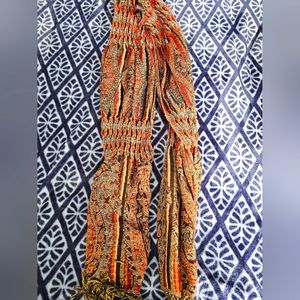 Scarf with sparkling accent